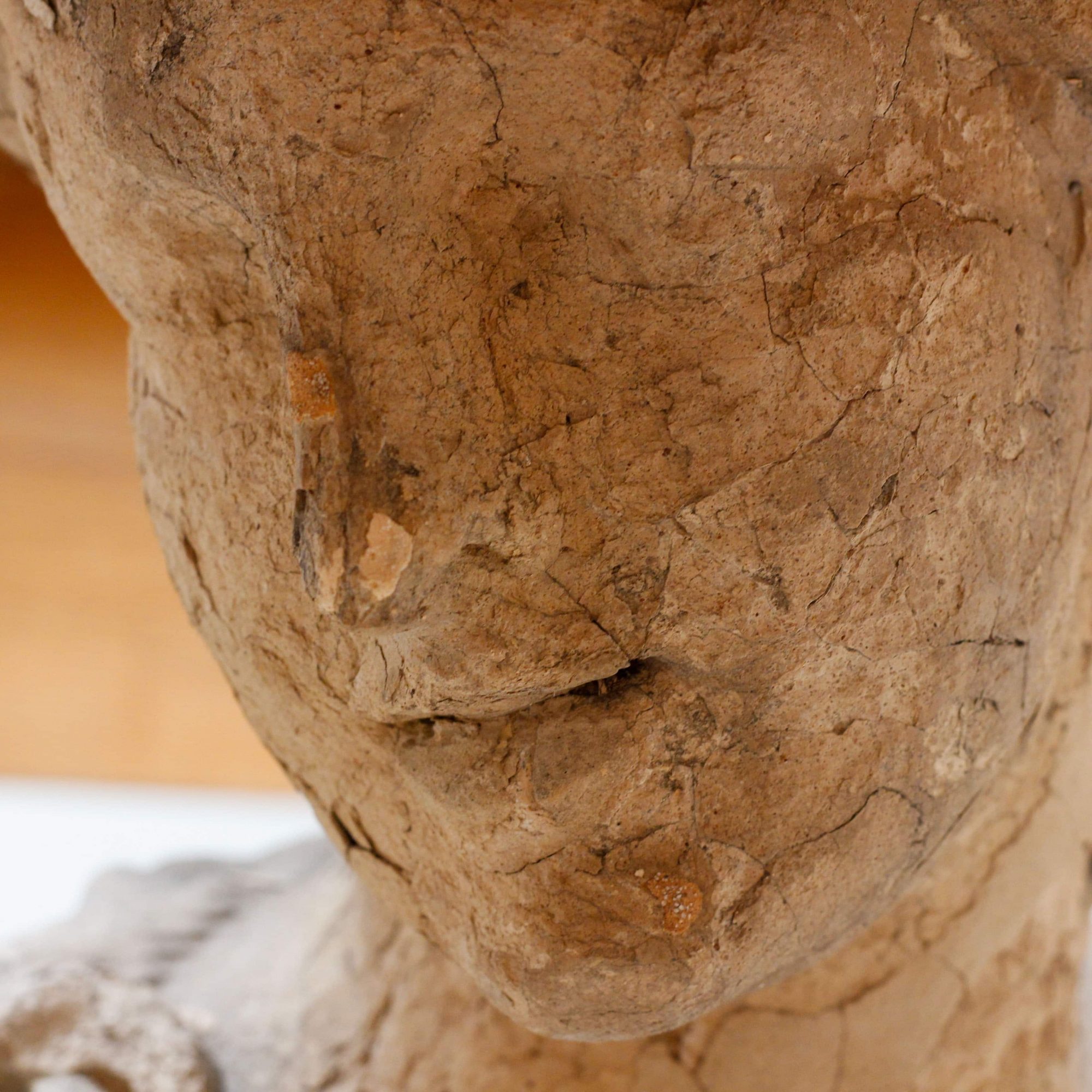 Sculpture en terre cuite, avant restauration, détail du visage