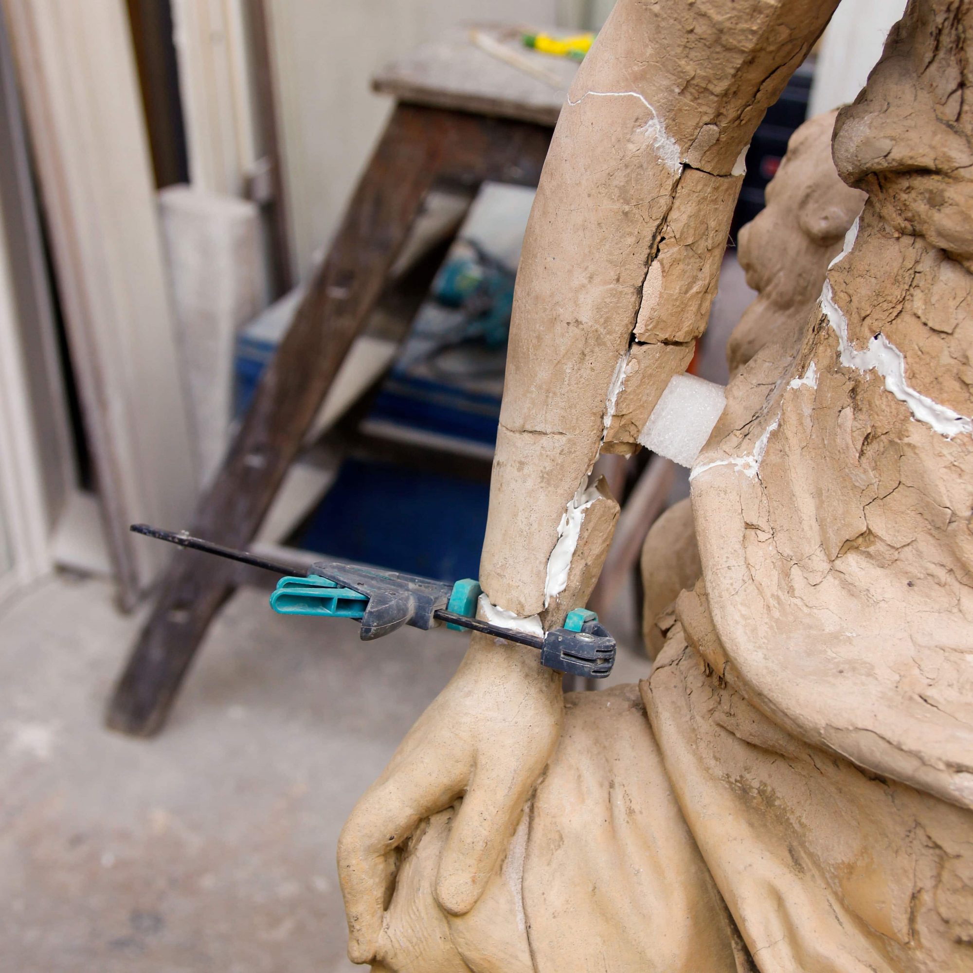 Sculpture en terre cuite, en cours de consolidation structurelle, détail du bras