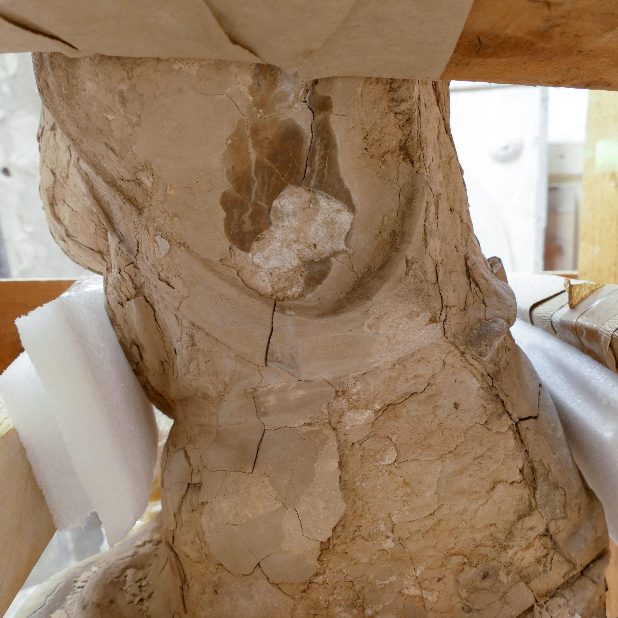 Sculpture en terre cuite, avant restauration, détail du corps